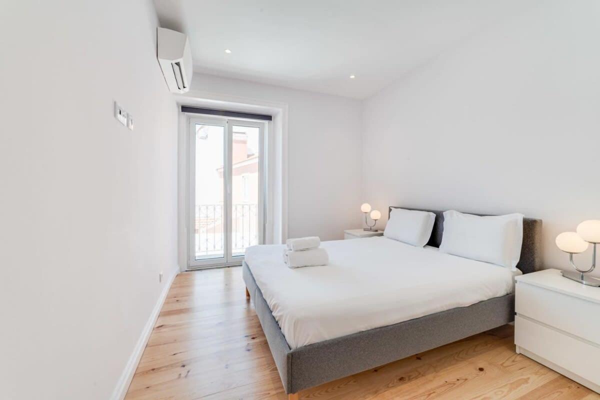 Cozy Coastal Getaway 3Br Apartment In Estoril Exterior photo